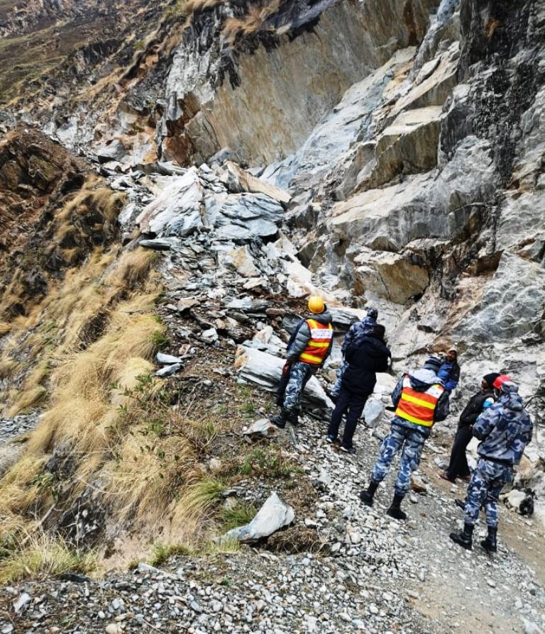 दार्चुलाको राताकाठा क्षेत्रमा सुख्खा पहिरो खस्दा १ जनाको ज्यान गयो ,अन्य ६ जना घाइते 