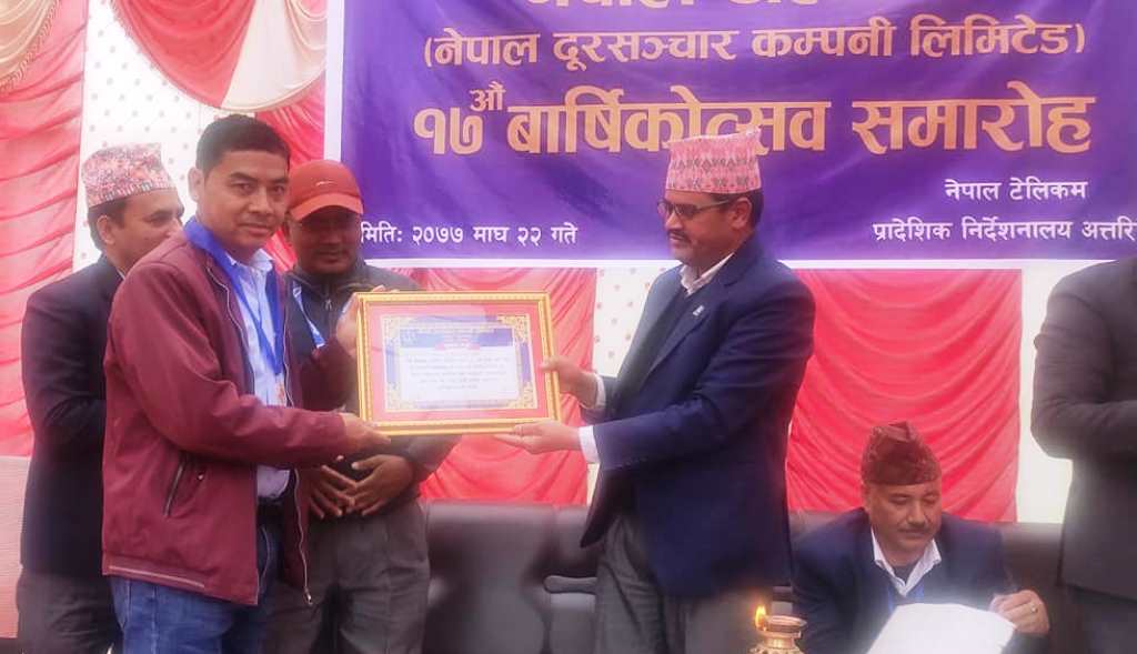  नेपाल टेलिकम दार्चुलाका कार्यालय प्रमुख गुरुङ्ग दिर्घसेवा पदकबाट सम्मानित