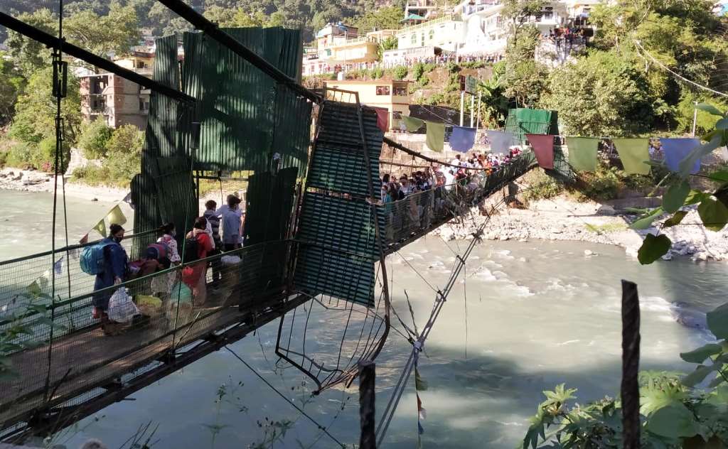 सीमापुल आधा घण्टा खुल्यो, ६२ जना भित्रिए, ५८ जना बाहिरीए,