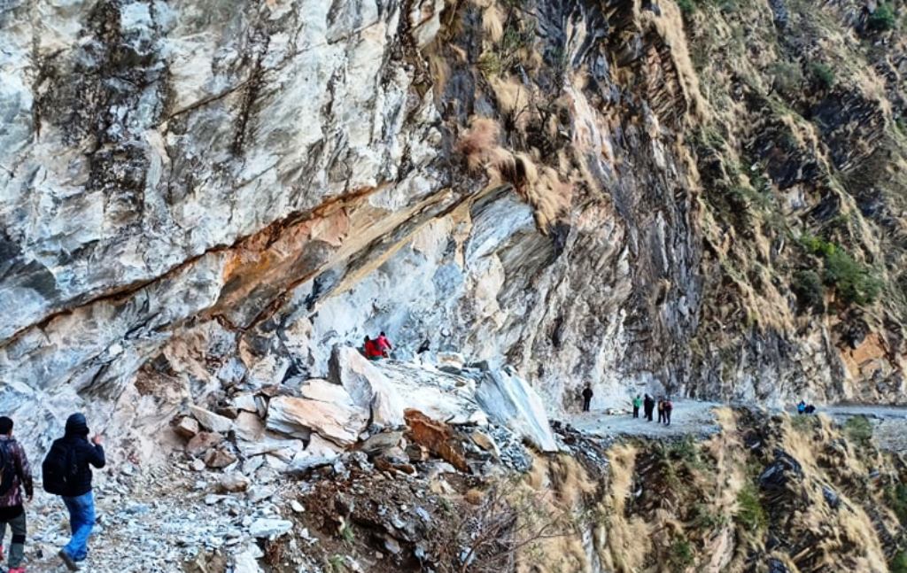 तिङ्कर सडककाे राताकाठामा अर्काे दर्घटनाः चार जनाकाे मृत्यु  