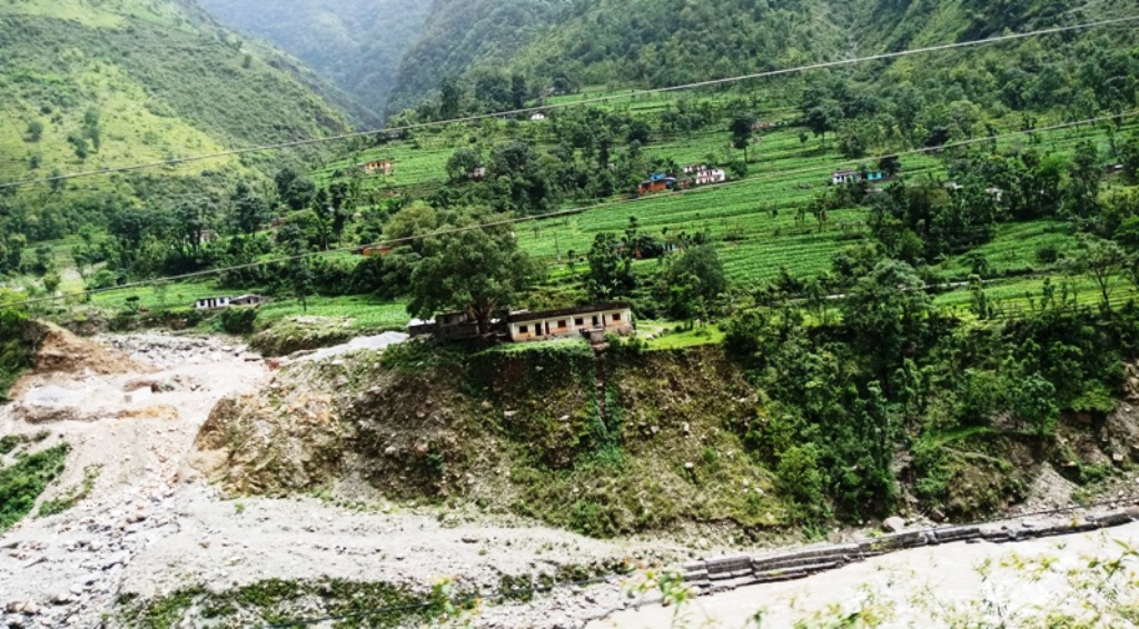 जग्गा छैन, मालपोत तिर्दै, नदी किनारका स्थानीयको जीवन कष्टरकर बन्दै