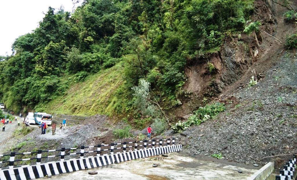 महाकाली लोकमार्ग अबरुद्ध, भर्तोलामा पहिरो