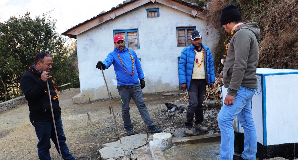 शुद्ध खानेपानी घरघरमा पुग्न थालेपछि स्थानीय खुसि, यो आर्थिक बर्षमा करिव २ सय धारा निर्माण 