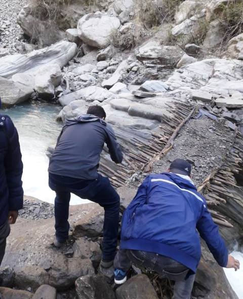 अन्र्तराष्ट्रिय सीमा नदीमाथि अवैध रुपमा बनाइएको ३ वटा काठे पुल भत्काइयो