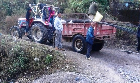 जीप बन्द हुदाँ ट्याक्टले यात्रु बोक्दैँ