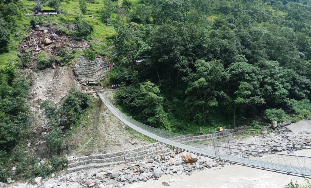 तिग्रम  पुलमा अावत जावत  बन्द,  पहिराेले लाखाैकाे क्षती  (फाेटाे फिचर)