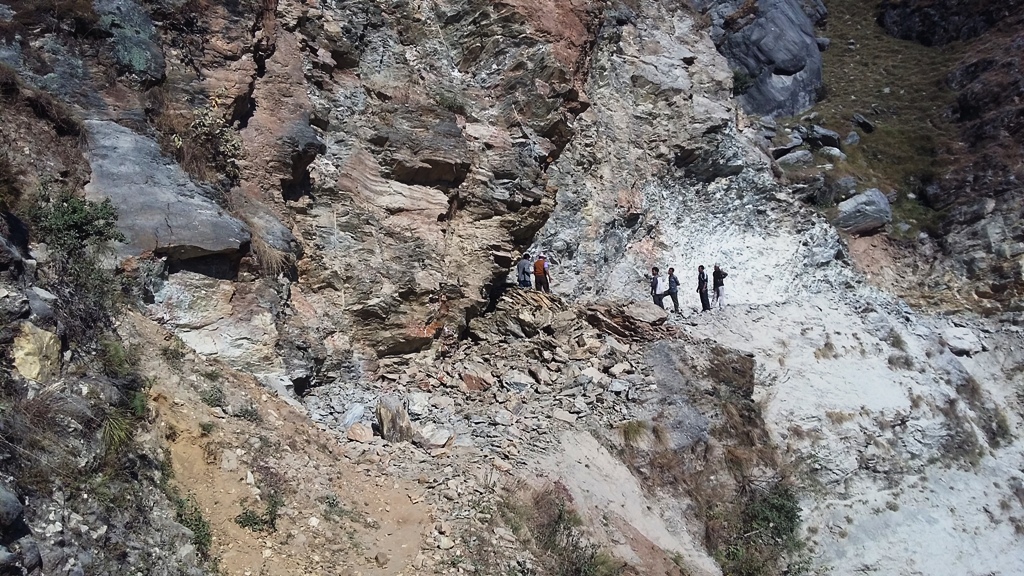 राष्ट्रिय गौरवकाे आयोजना तिंकर सडकमा  ट्र¥याक कटिङमा लापर्बाही