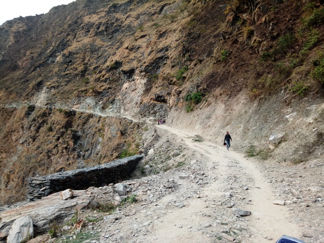 दार्चुला तिंकर सडक खण्ड अन्तरगत पहिरो खस्दा आवत्–जावत् अबरुद्ध ।।