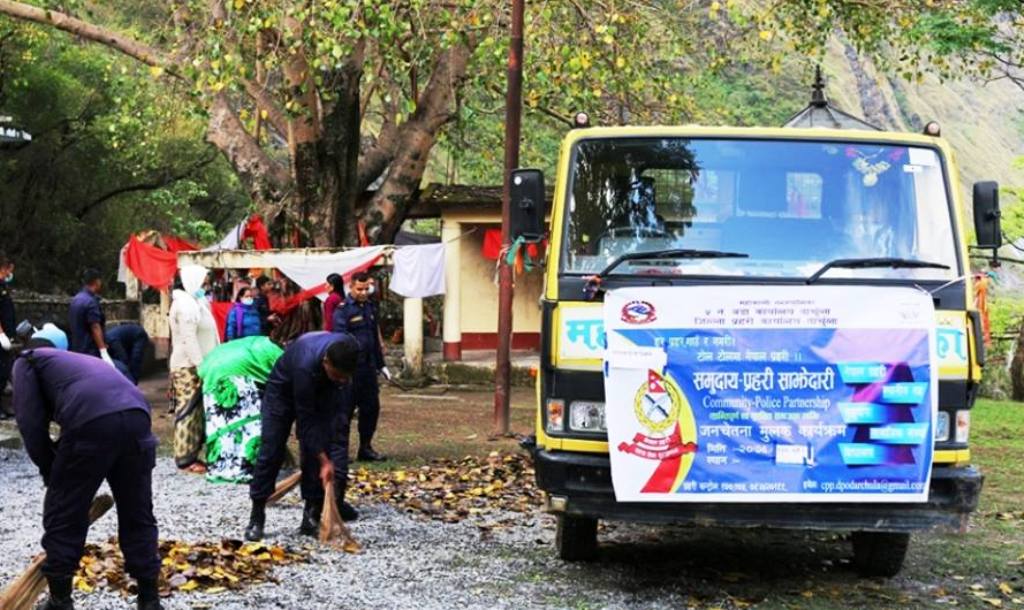 हुनैनाथ मन्दिरमा सरसफाई गरियो 