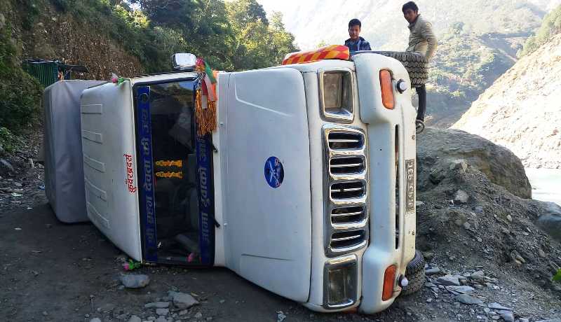 दार्र्चुला तिङ्कर सडकमा जिप पल्टीयो