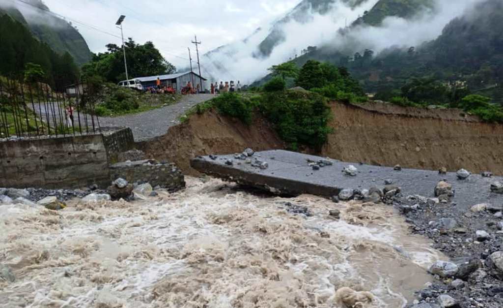 धौलीगाड खोलाको बाढीले सडक अबरुद्ध