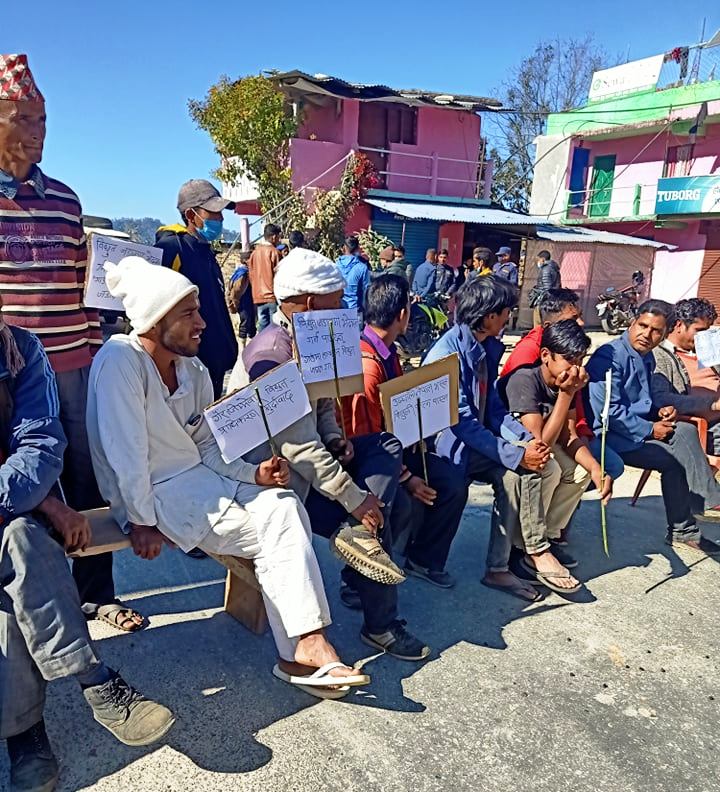 विद्युतीकरणको माग गर्दै पनेबाजमा आन्दोलनका साथै लोक मार्ग अबरुद्ध 