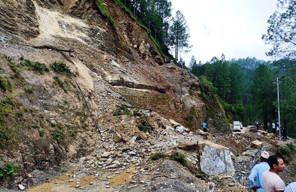 पहिरोका कारण महाकाली लोकमार्ग अवरुद्ध । 