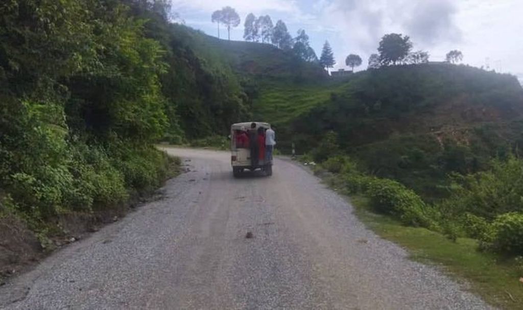 दार्चुलामा यातायात व्यवसायीको मनपरी, दोब्बर भाडा असुल्दै