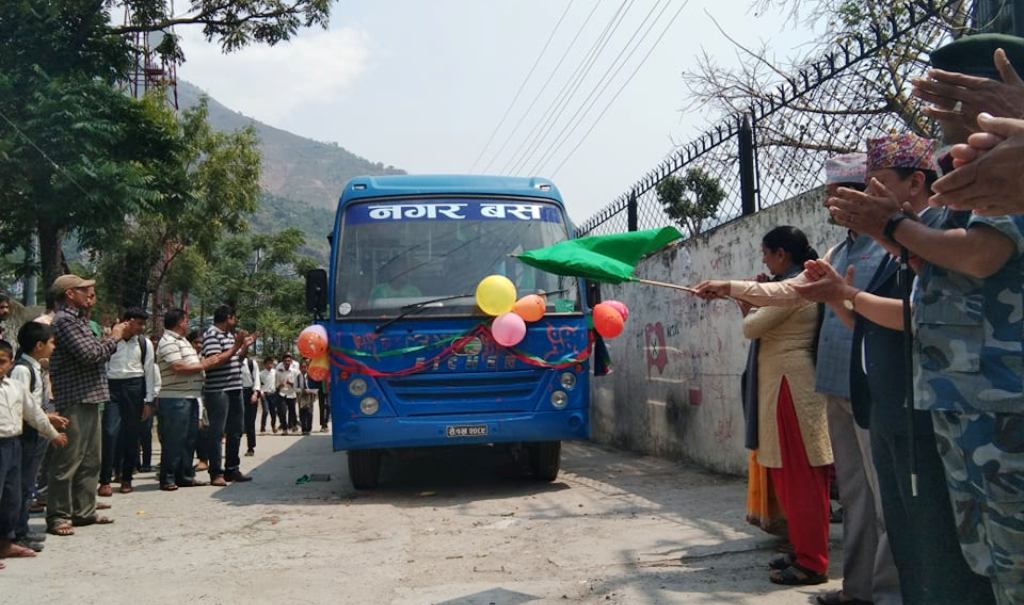 नगर बस सञ्चालन हुँदा  स्थानीय खुसि