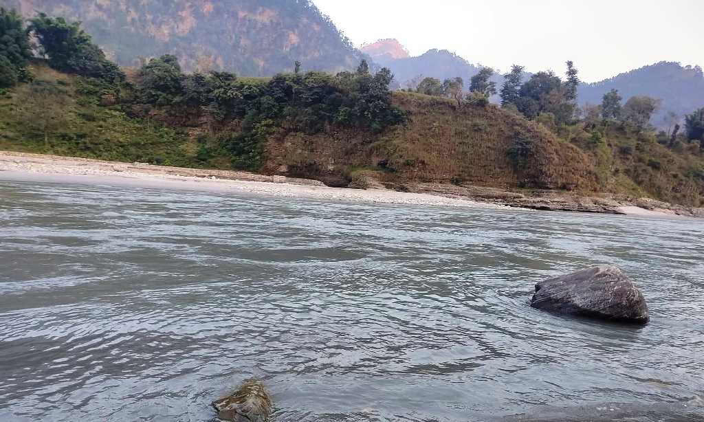 महाकालीमा जलमापन यन्त्र जडान गरिँदै