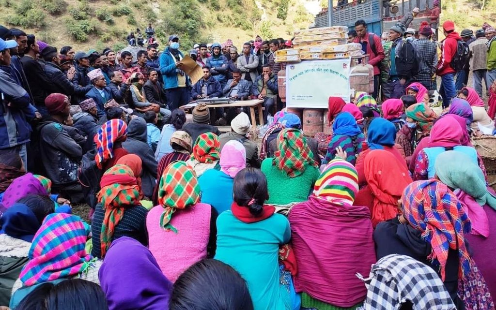 अपिहिमालमा १३ सय ग्यास सिलिण्डरसहित चुल्हो वितरण