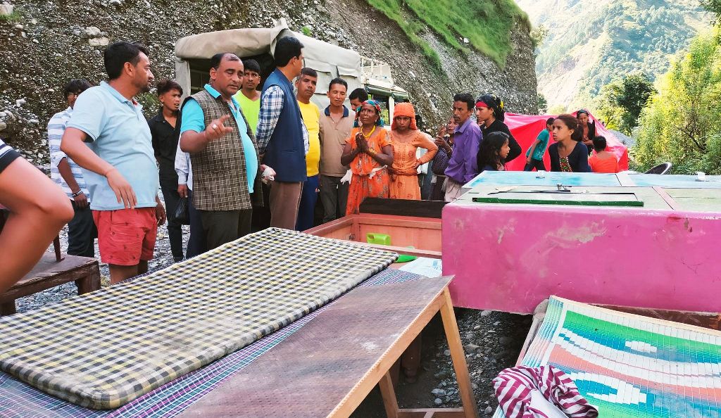 बाढीप्रभावित क्षेत्रमा एमालेको श्रम शिविर, सासंद ठगुन्नाद्धारा पीडितहरुसंग भेटघाट