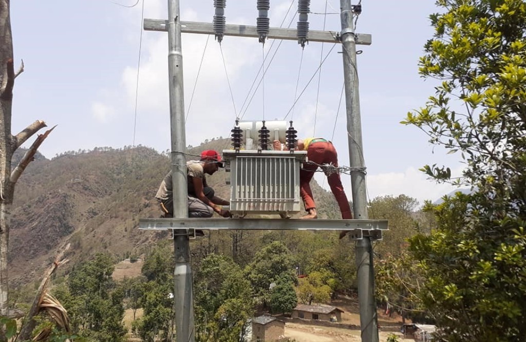 लेकमको वडा नम्बर १ सर्मोलीमा विद्युत चार्ज गरियो