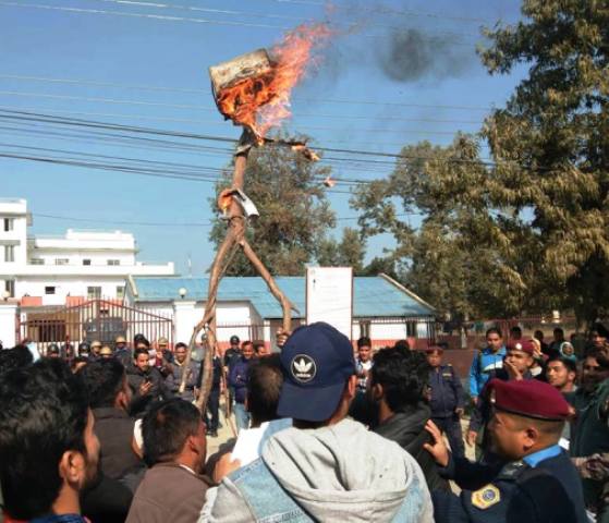 मुख्यमन्त्रीको पुतला दहनः पन्तकाे हत्यारा पत्ता लगाउन सरकारलार्इ दबाब