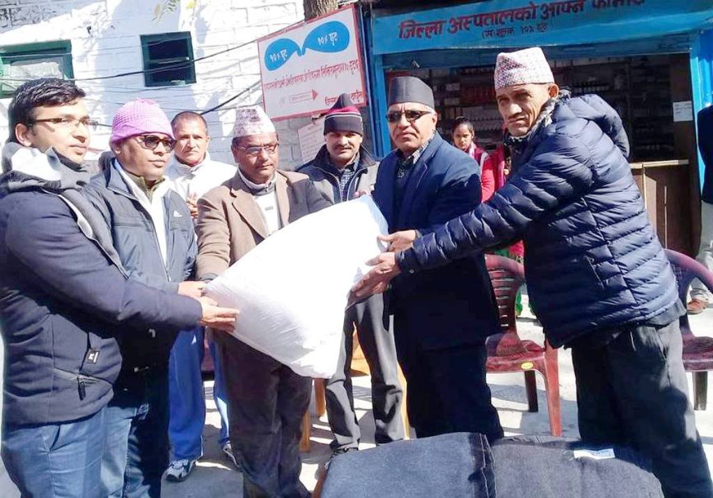 नेपाल रेडक्रस सोसाइटीद्वारा जिल्ला अस्पताललाई कम्बल वितरण 