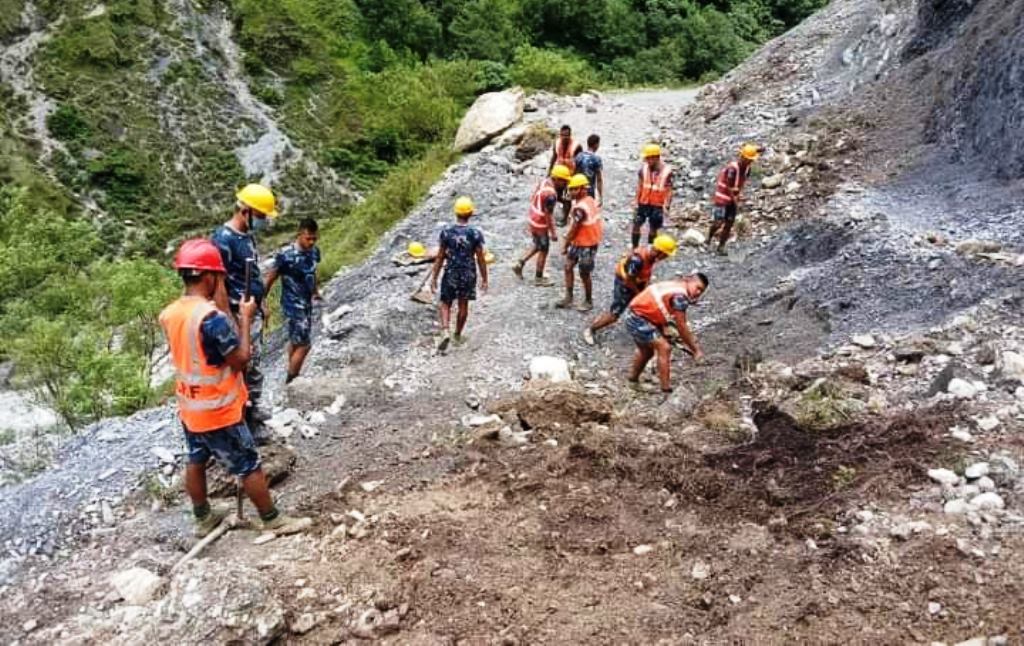 सशस्त्र प्रहरीद्धारा खलंगा — खार सडक खण्डको अवरुद्ध बाटो सुचारु