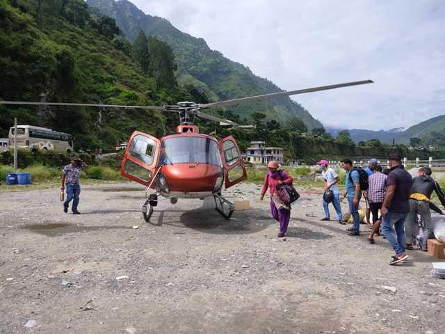 टेलिकम टावरका लागि व्याँसको छाङरुमा हेलिकप्टरबाट सामान ढुवानी हुदै