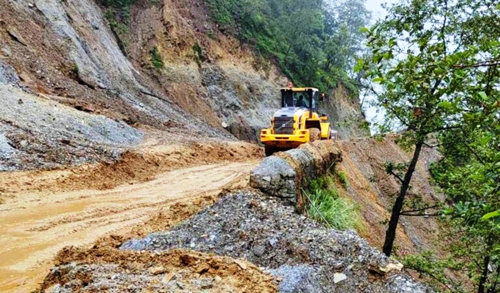 दार्चुलाको महाकाली लोकमार्गको खलङ्गा–गोकुलेश्वर सडक अवरुद्ध