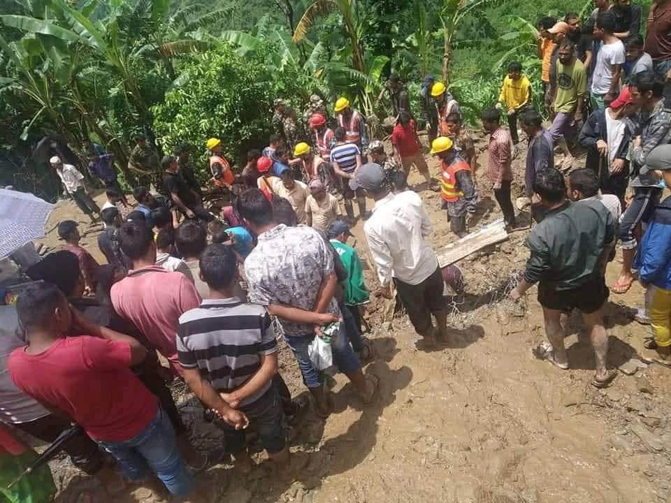 दुहुँ गाउँपालिका पहिरोमा पुरीएका जोशी दम्पतीको मृत्यु, शव जिल्ला अस्पतालमा ल्याईयो