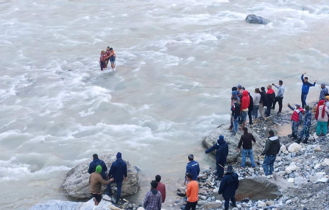 महाकालीमा अड्कीएकी महिलाको  उद्धार