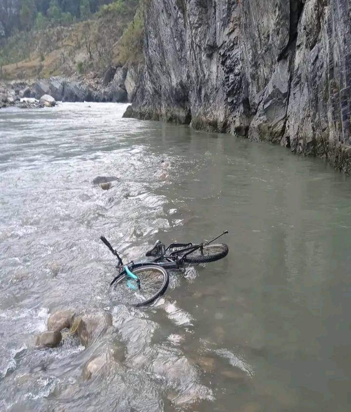 साइकल भीरबाट खस्दा दुईजना  विद्यार्थी घाइते