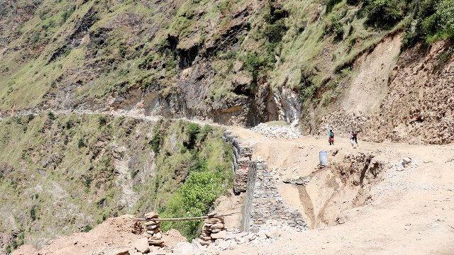 नेपाली सेनामार्फत निर्माण भइरहेको टिंकर सडक यो वर्ष २ किलोमिटर मात्रै ट्रयाक खोलिने