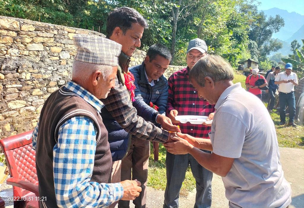 लेकमका सबै वडामा पुगे एमाले उम्मेदवार, गरिब जनताको लागि जीवन समर्पित गर्छुः जोशी