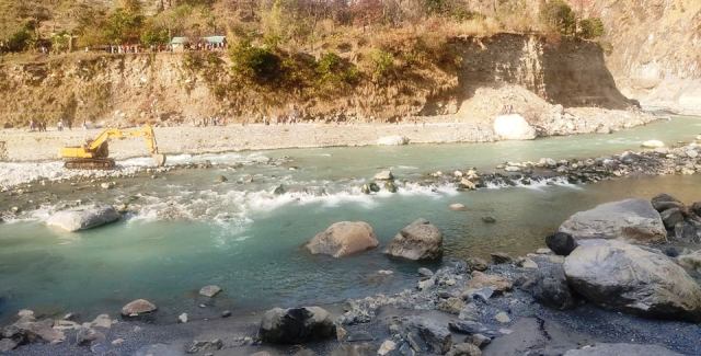 महाकालीको बहाव बढी भएकाले अस्थायी रुपमा नदीको पानी नेपाल तर्फ फर्काउन खोजिएको जेसिवि नेपाल आएको होईन