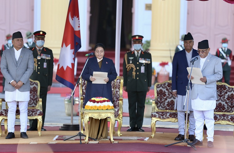 प्रधानमन्त्री प्रचण्डद्वारा पद तथा गोपनीयताको शपथ ग्रहण