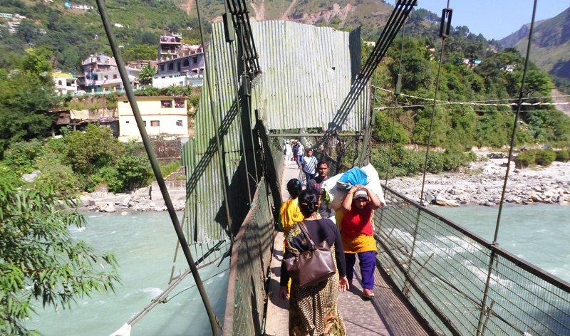 चाडबर्व नजिकीएसँगै सीमा क्षेत्रमा घर फर्किनेहरुको भिडभाड