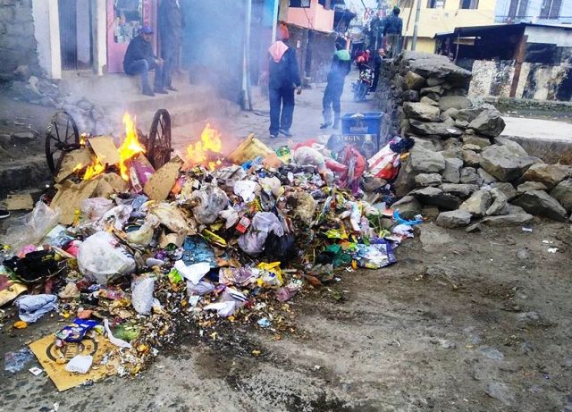 महाकाली नगरपालीकाको फाहोर ब्यवस्थापन नहुदा फहोर सडकमै यत्रतत्र 