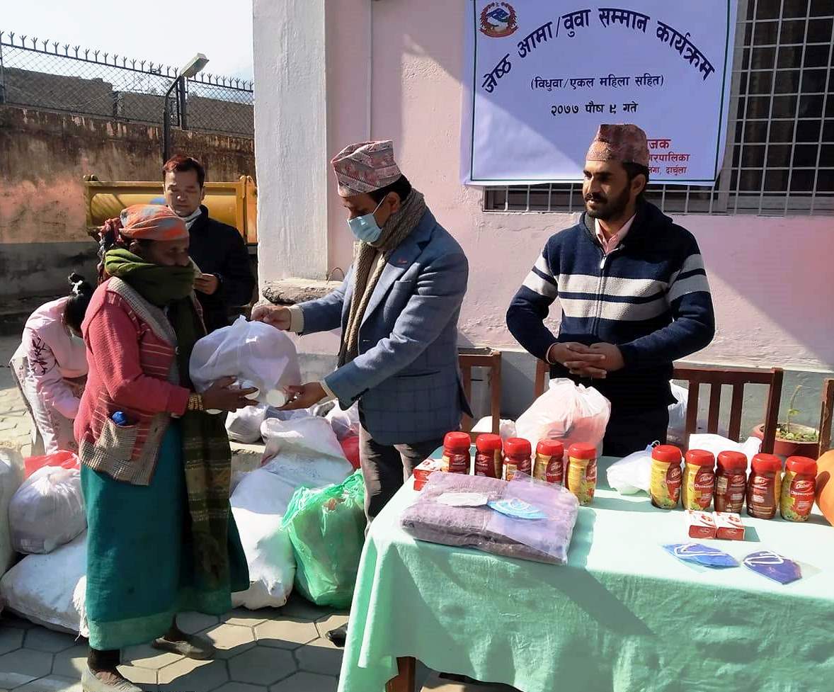 महाकाली नगरपालिकामा विधुवा, एकल महिला सहित जेष्ठ नागरिकलाई सम्मान 