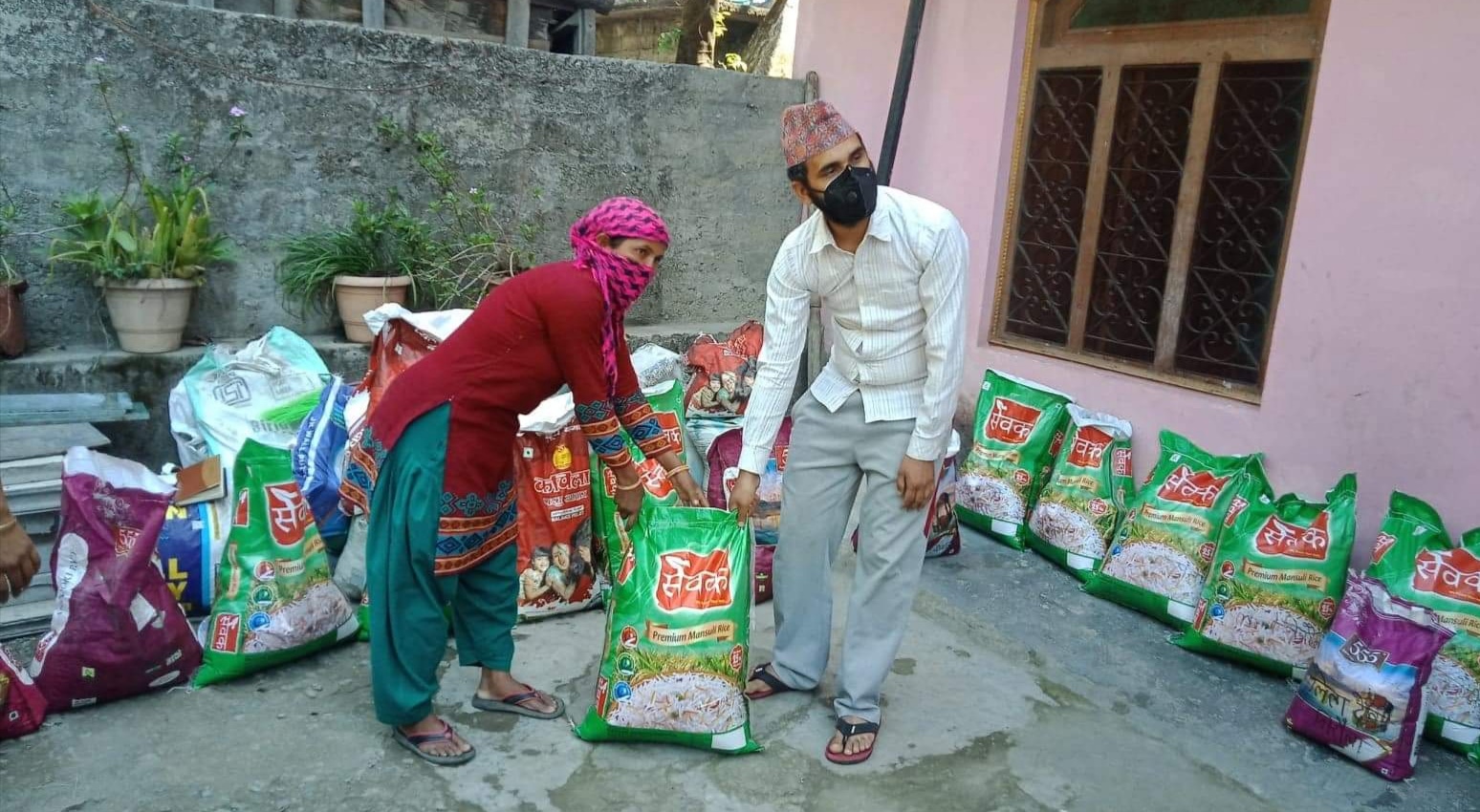 २३ परिवालाई वडाध्यक्षद्वारा व्यक्तिगत राहात वितरण ।