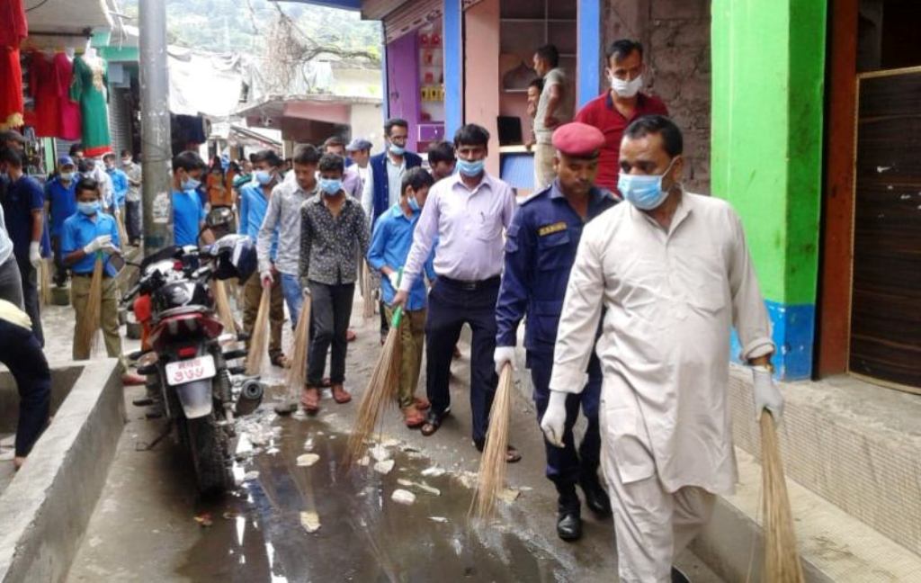 नगर प्रमुख आफै सरसफाईमा जुटे, सरसफाई अभियान सुरु (फोटो फीचर) 