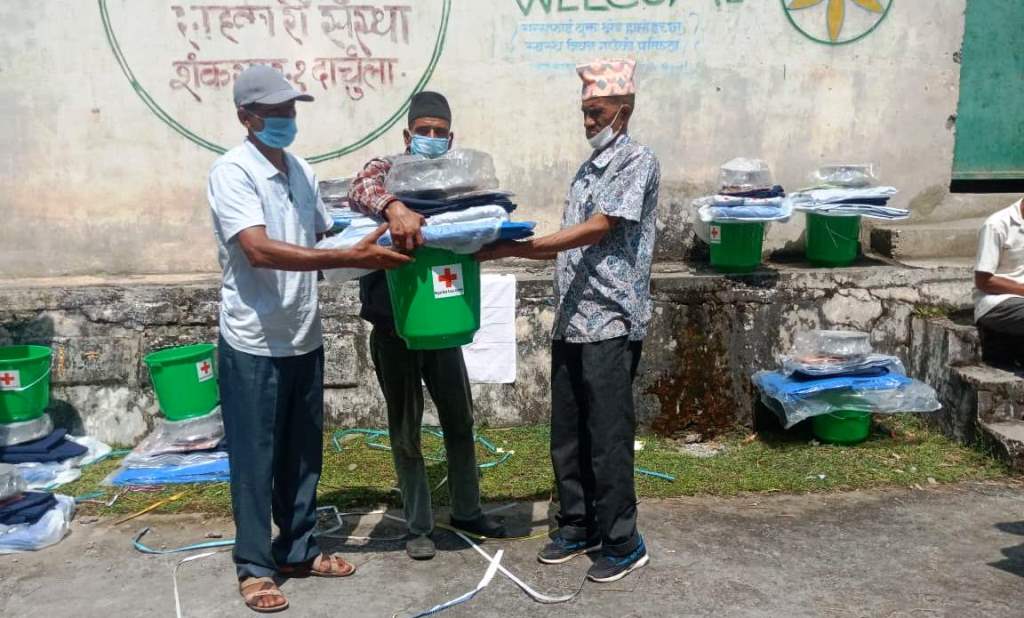 मालिकार्जुन गाँउपालिकाका बाढि पहिरो पिडित २४ परिवारलाई राहत बितरण 