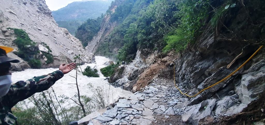 सोमबार घाँटीबगर क्षेत्रमा निर्माण गरिएको घोरेटो बाटोको उद्घाटन गरिदै