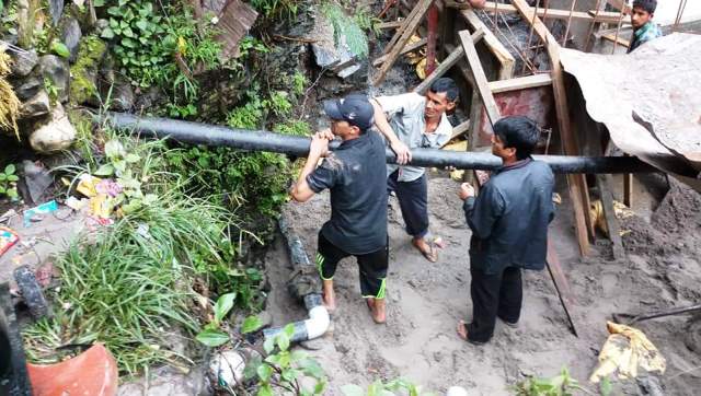 नदीमा सौचालयको दिशापीसाप मिसाउनेको पाईप झिकियो