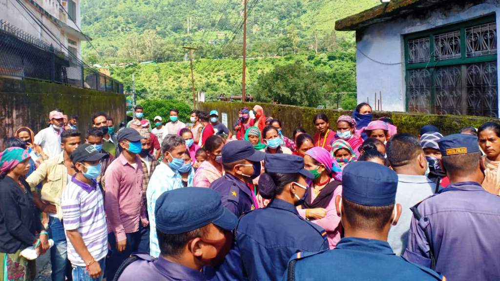 महाकालीमा बलुवा निकाल्न दिए रोजिरोटिनै बन्द हुने भन्दै स्थानीय बासि आन्दोलीत  