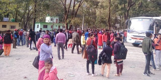 मालिकार्जुन राती पुजन जात्रा हेर्न जाने भक्तजनहरुले गाडी नपाउँदा सास्ती