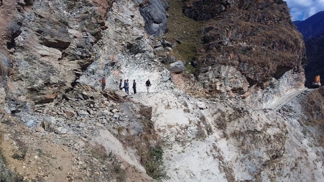 तिंकर सडक निमार्ण कार्यले गति लिइयोस ः ज्ञापन पत्र सहित  