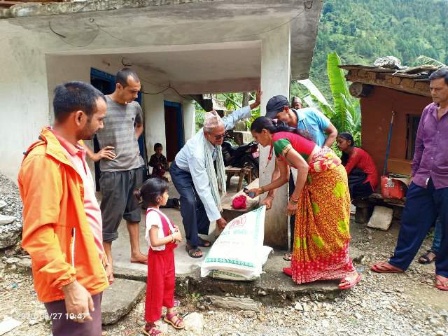 प्रेमसिह धामी स्मृति प्रतिष्ठान द्धारा ७ परिवारलाई राहत वितरण । 