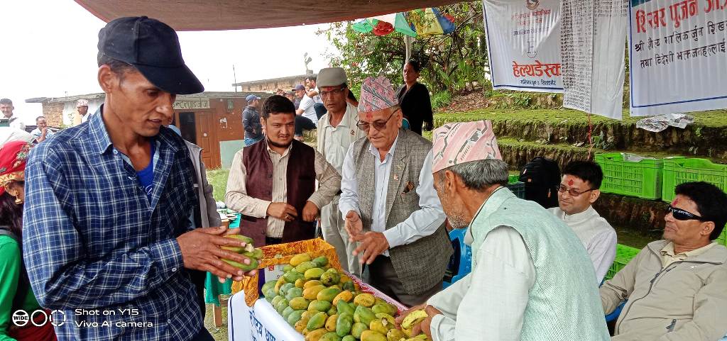 दार्चुलामा धामी क्षेत्री उत्थान तथा विकास समाजद्वारा भक्तजनलाई फलफुल वितरण