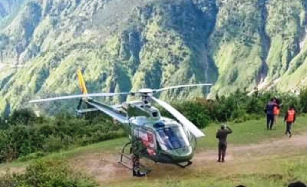 पहिरोमा घाइते भएका दुई जनालाई नेपाली सेनाको  हेलिकोप्टरमार्फत उद्वार