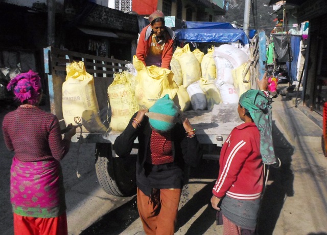 ७ वर्ष देखि बालुवा बोकेर जिवन चालाई रहेका महिला । 